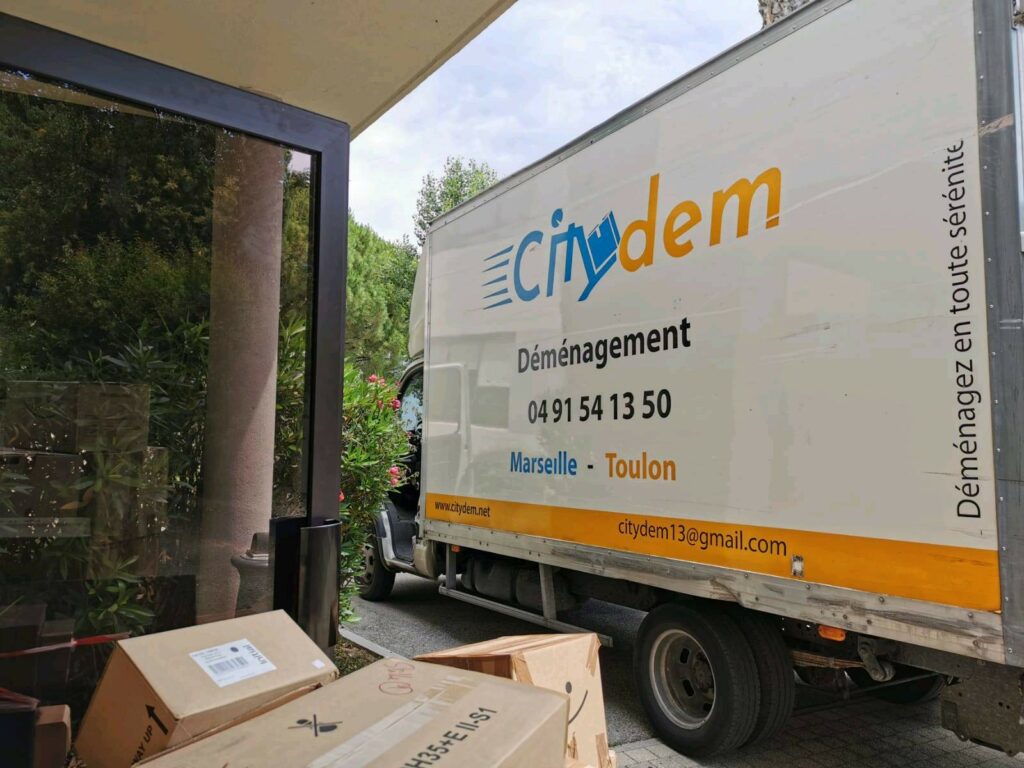 Camion de déménagement Citydem devant un bureau professionnel à déménager.