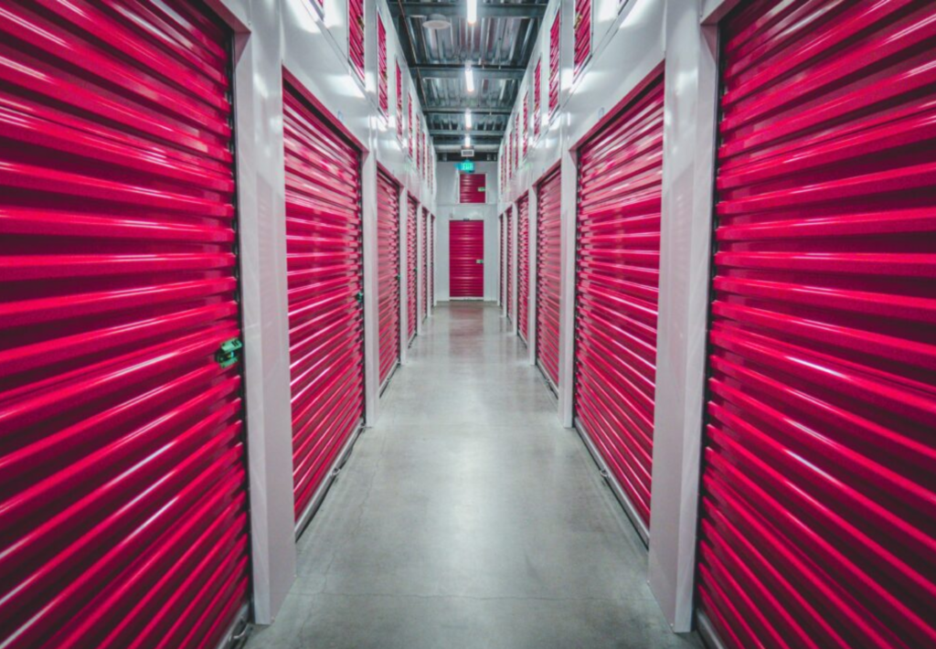 couloir d'un garde-meubles avec des stores rouges