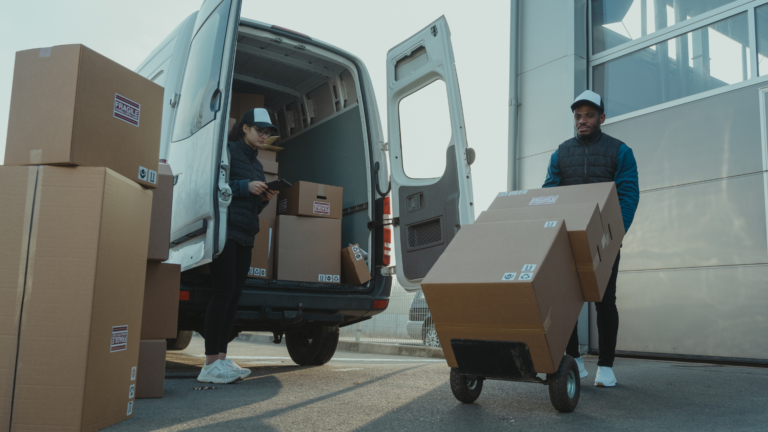 camion de déménagement avec des personnes qui le vide